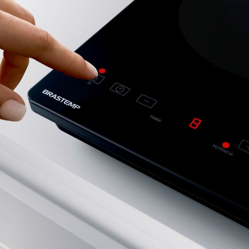 Brastemp_Cooktop_BDJ30BE_Imagem_Com_Modelo