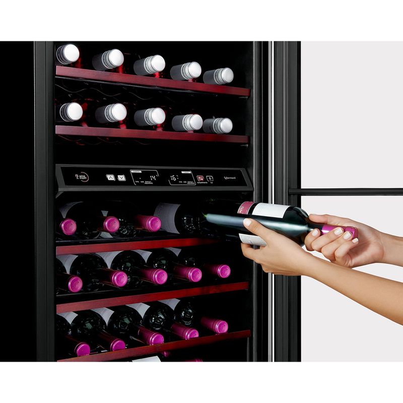 AdegaBrastempBZB31AEImagemComModeloVinhoTinto