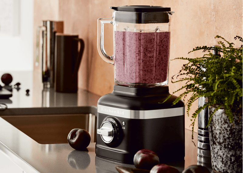 KitchenAid_Utensilios_Domesticos_KI795BI_Imagem_Com_Modelo_1