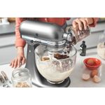 05_KitchenAid_Batedeira_KEA33DS_Imagem_Com_Modelo_1